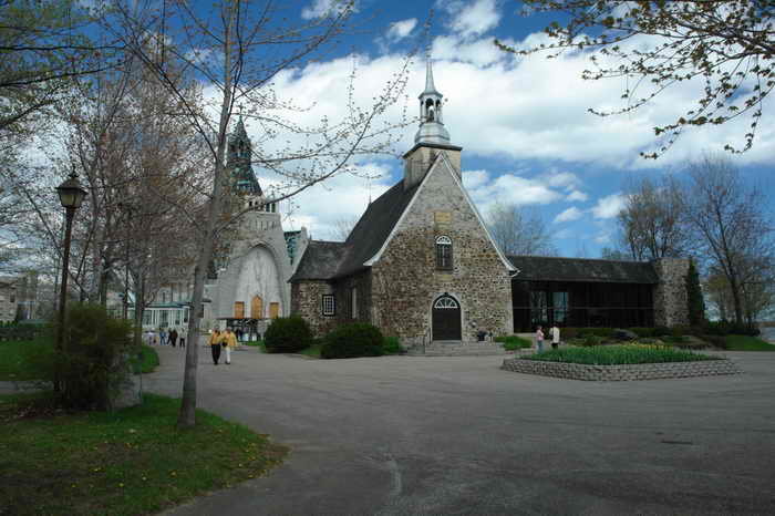 Notre- Dame-du-Cap Basilica - explore and delight in local sights when you move to the cityPar Mario Groleau, Attribution, https://commons.wikimedia.org/w/index.php?curid=4847468