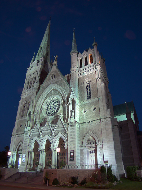 By Tango7174 - Own work, GFDL Cocathédrale Saint-Antoine-de-Padoue in Longueuil – notable place of worship