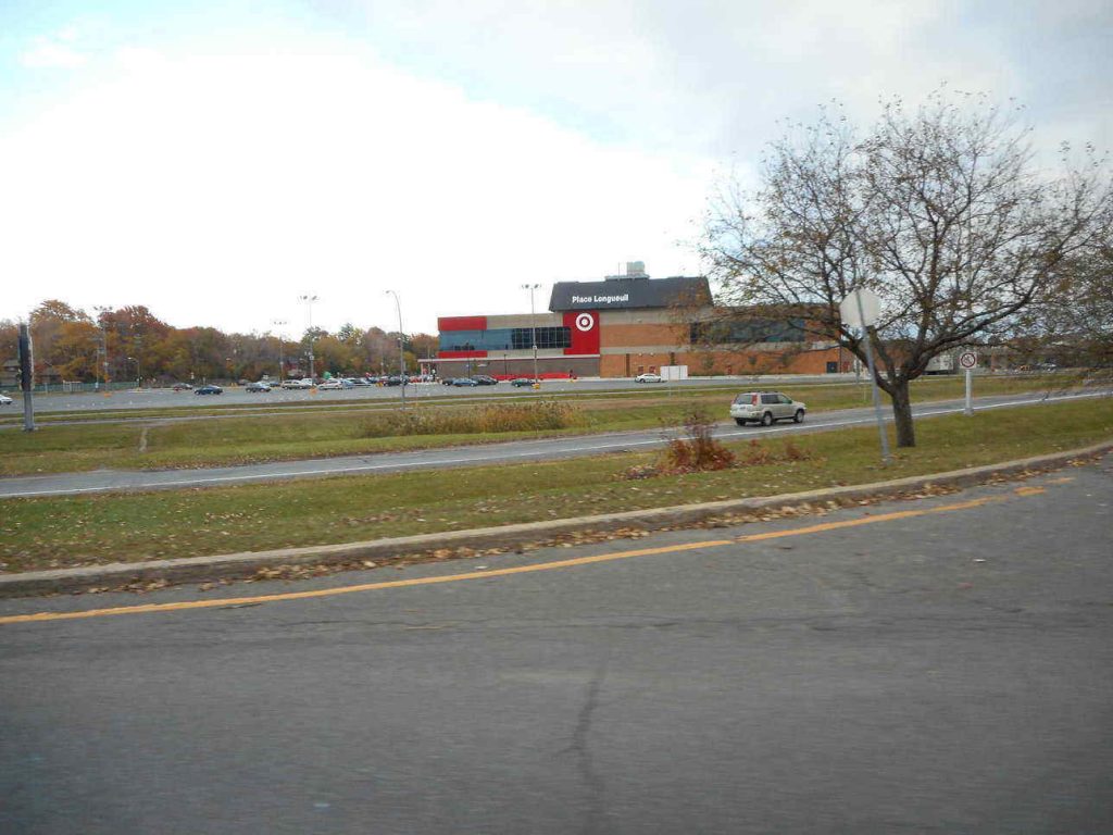 Place Longueuil – big shopping center in the neighborhood residents enjoy By Jeangagnon - Own work, CC BY-SA 3.0