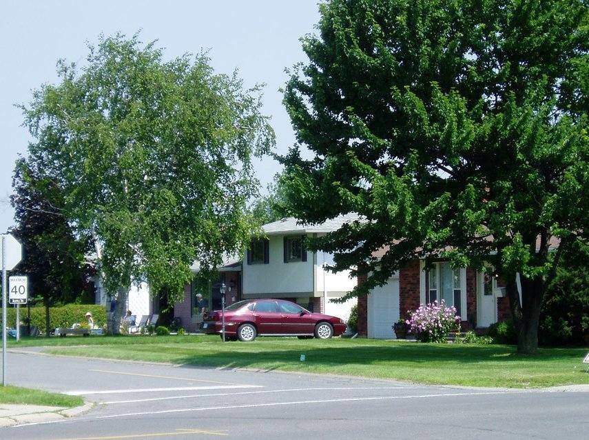 Typical suburban homes in Barrhaven in Ottawa By SimonP at the English language Wikipedia, 